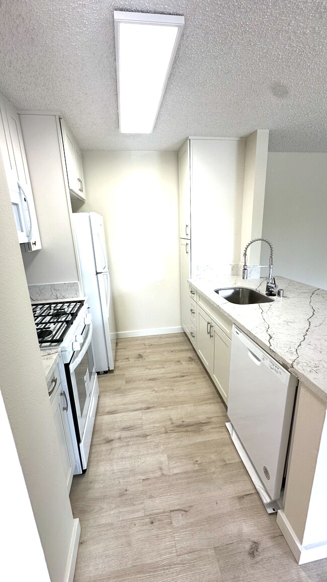 Kitchen Microwave, Fridge, Gas Range, Dishwasher - 91-238 Hanapouli Cir