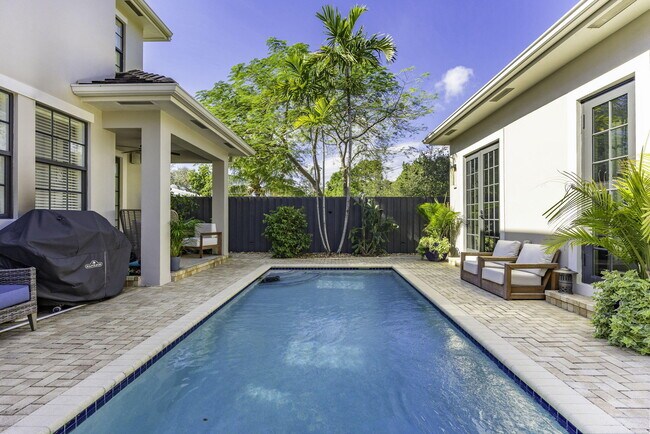 Building Photo - 505 SW 16th Ct