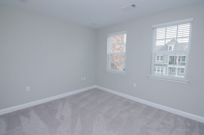 Building Photo - Stunning Condo with Garage space