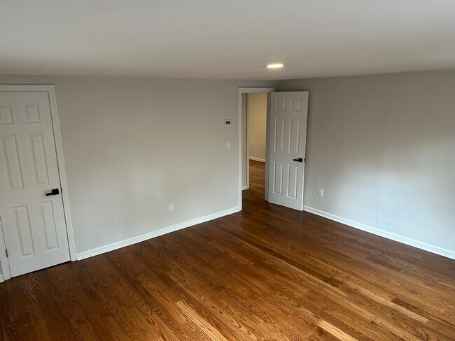 Building Photo - 124 Seymour Rd