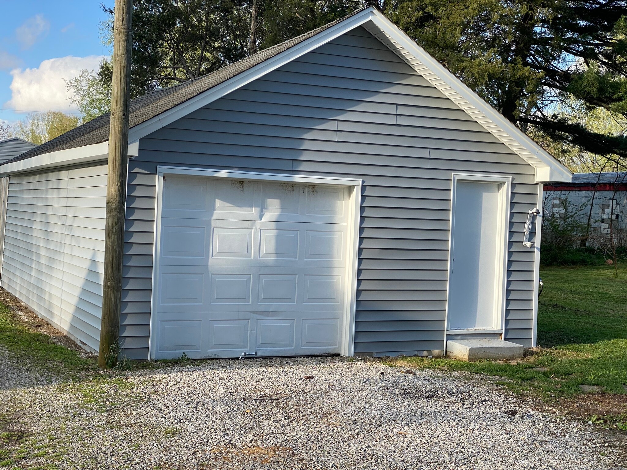 Building Photo - 819 E Cedar St