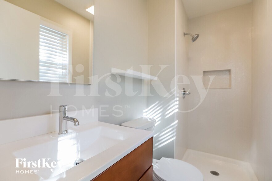 Building Photo - 8925 Grandview Dr