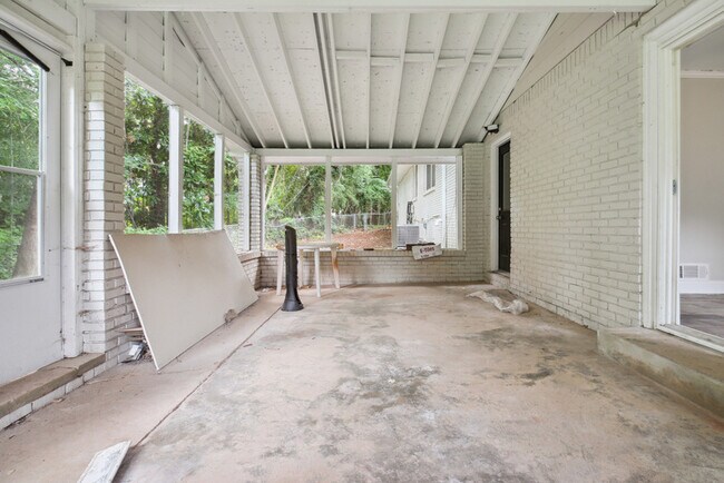 Building Photo - 1795 Queens Way