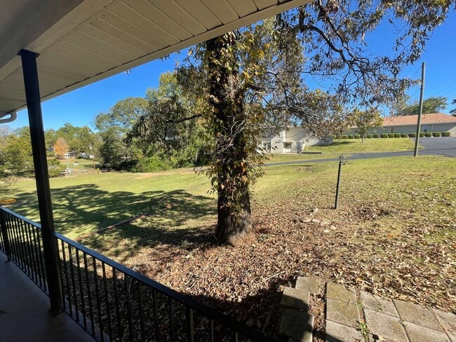 Building Photo - ** Beautiful 3 bed 2 bath located in fores...