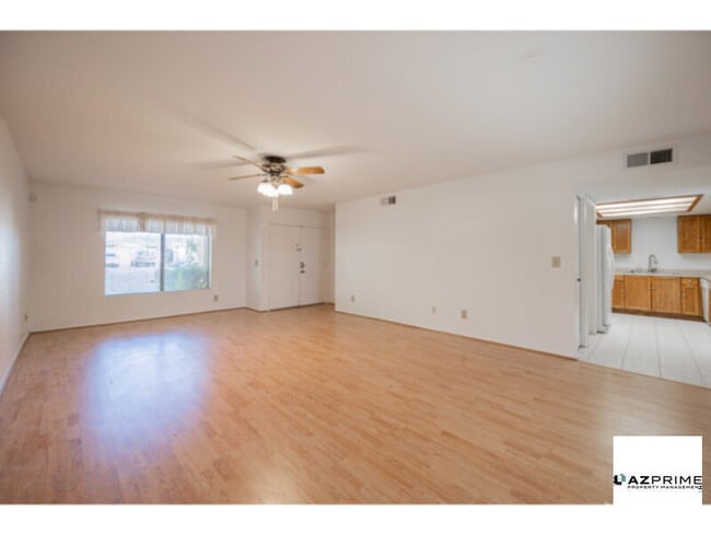 Building Photo - Lovely 3/2 End Unit Townhouse in Glendale - Comfort &amp; Convenience!