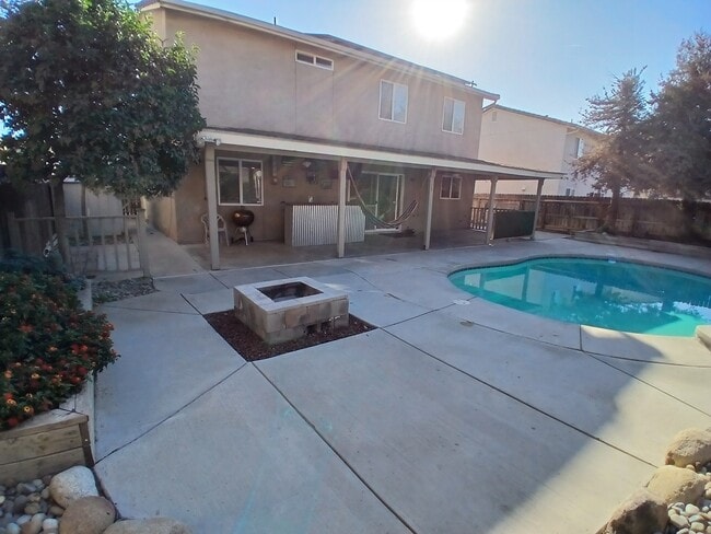 Building Photo - 1842 Santa Maria Ave