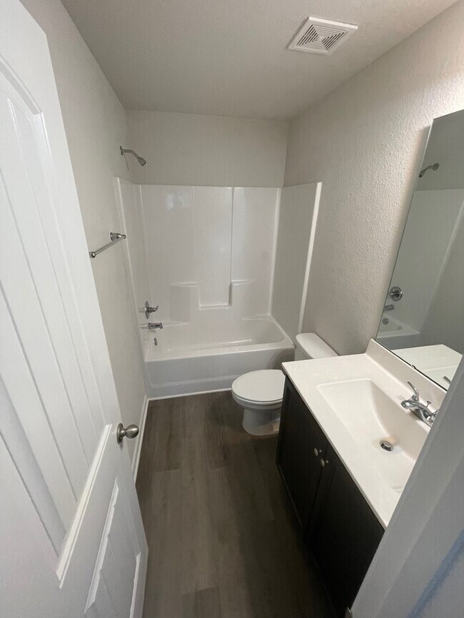 Building Photo - 2 bd 2.5 ba Townhouse
