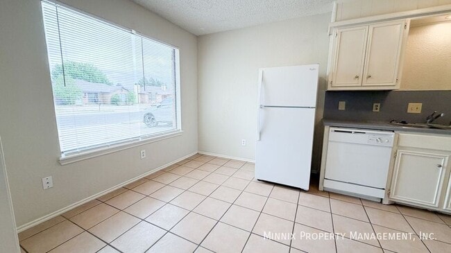 Building Photo - 9608 Elmwood Ave