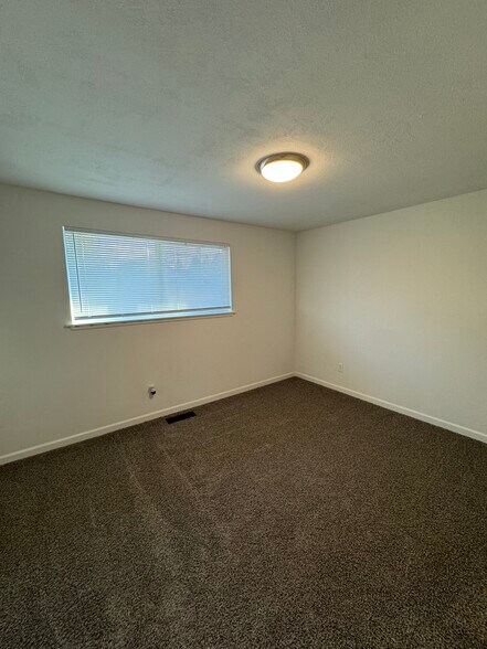 Building Photo - 5635 N 49th St