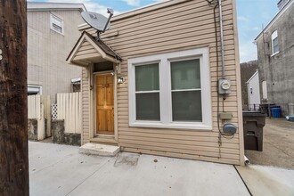 Building Photo - 137-139 Main St