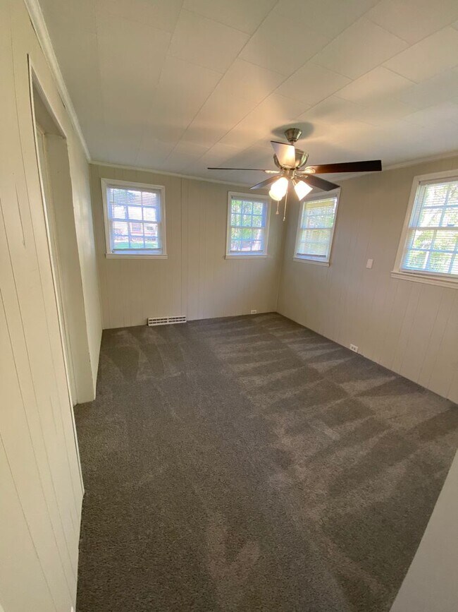 Building Photo - Very nice 4 bedroom 1 bathroom house JUST REMODLED (Spring 2022)