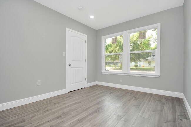 Building Photo - 2707 Mc Nay Dr
