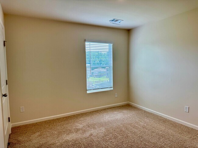 Building Photo - Beautiful 5 bedroom, 3 full bath home in D...