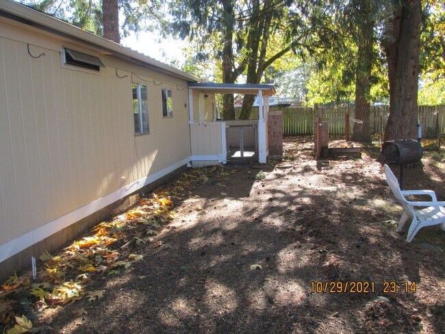 Building Photo - Country Living !  Huge lot !  3 bedroom an...