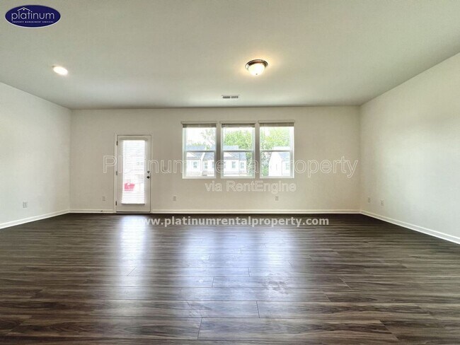 Building Photo - 5770 Thornton Dr
