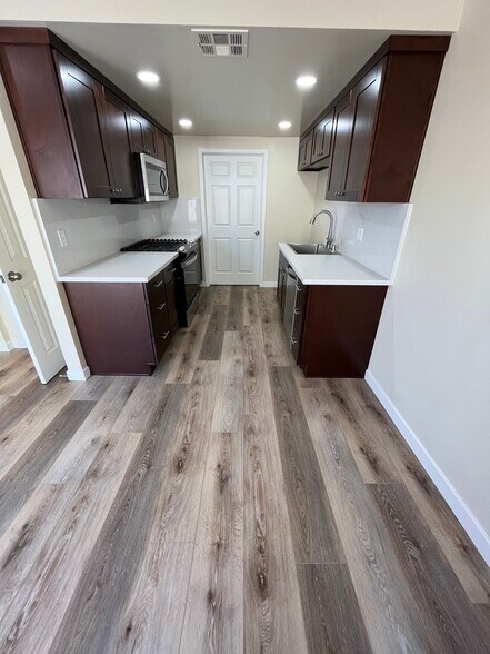 Kitchen w/stone countertops - 550 W Lambert Rd