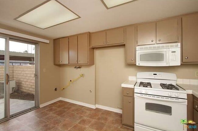Building Photo - Spacious 4-Bedroom Condo in Indian Canyon ...