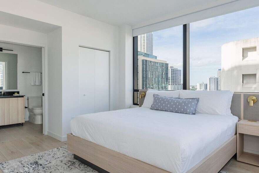 Building Photo - 225 N Miami Ave