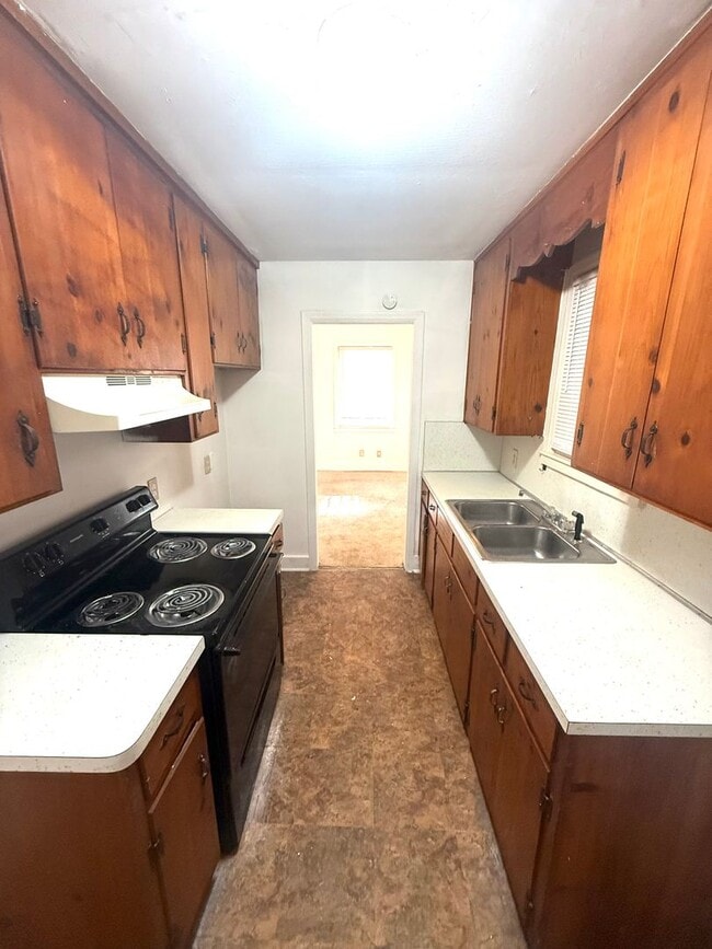 Building Photo - ** 2 Bed 1 Bath located in Highland Garden...
