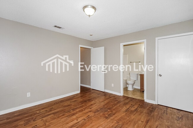 Building Photo - 837 Pitney Ln