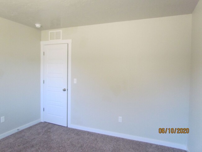 Building Photo - 3 Bed 2 Bath 1622 sqft RV Parking rent fre...