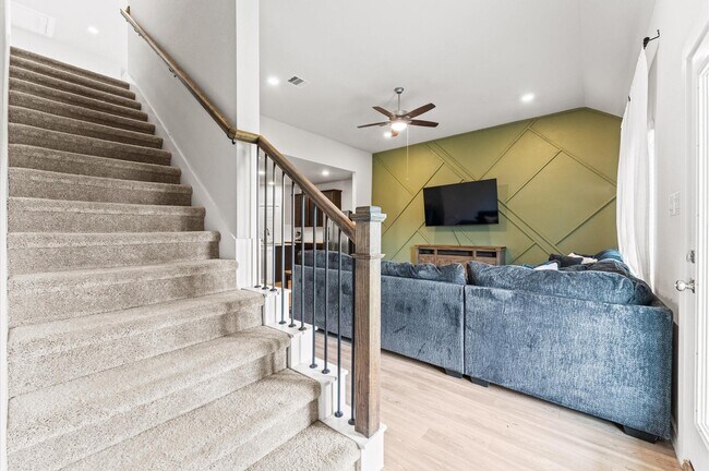 Building Photo - 818 Deerhurst Ln