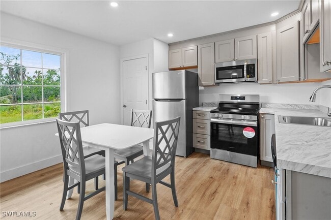 Building Photo - 1046 Periwinkle Way