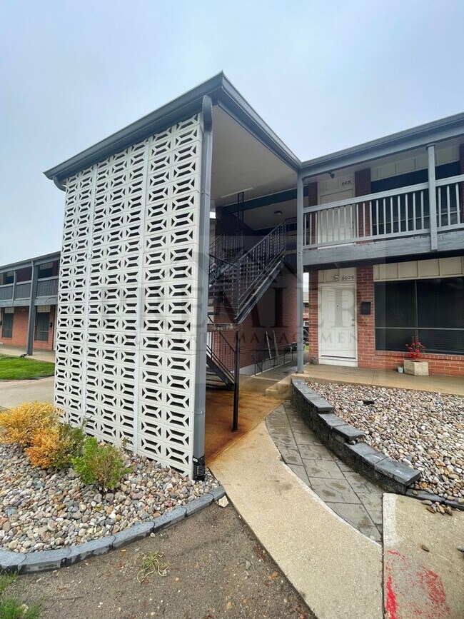Building Photo - Updated 1 bed / 1 bath apartment - 60 West Apartments -6053 Barton Dr Shawnee, KS 66203 - great l...