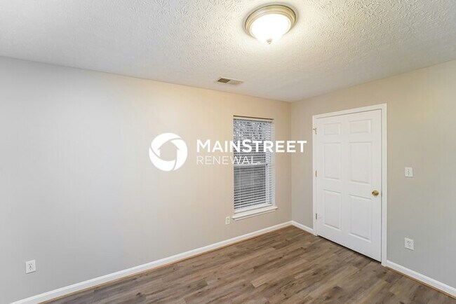 Building Photo - 4 Bedroom Pet-Friendly Home in Louisville, KY with Main Street Renewal