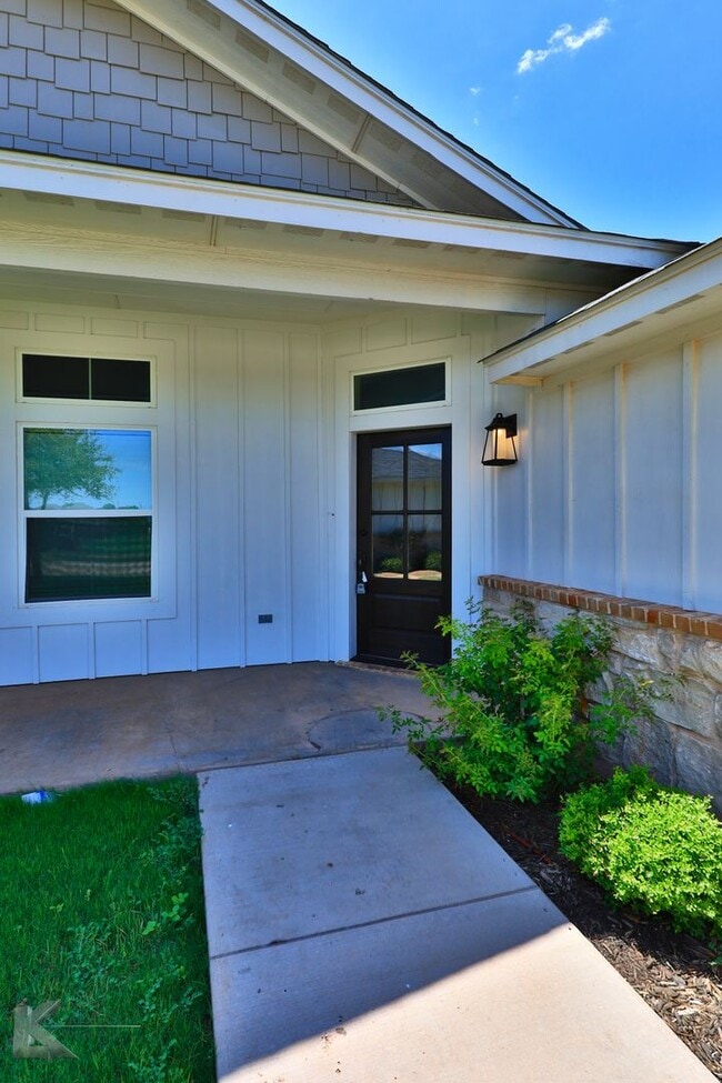 Building Photo - 3/2/2 duplex!  NEWLY UPDATED!