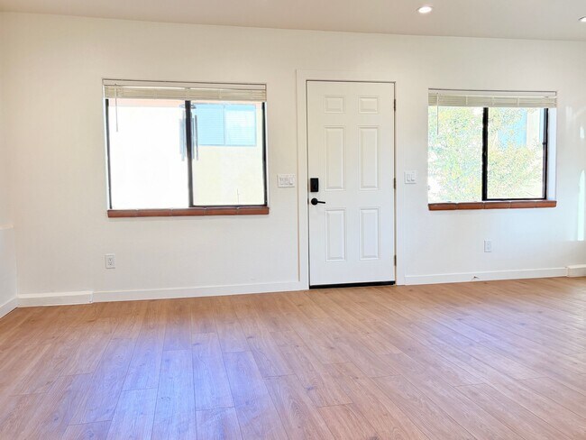 Building Photo - 1527 Calavo Rd