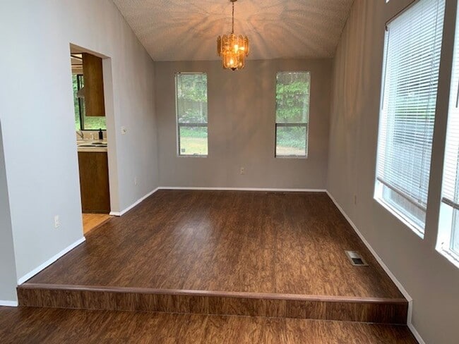 Building Photo - Kenmore House / RENT SPECIAL