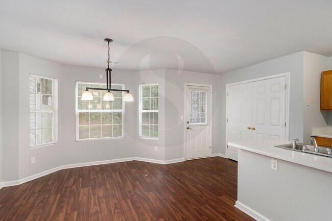 Building Photo - 3BR/2.5BA Townhouse Near Flat Shoals Parkway!