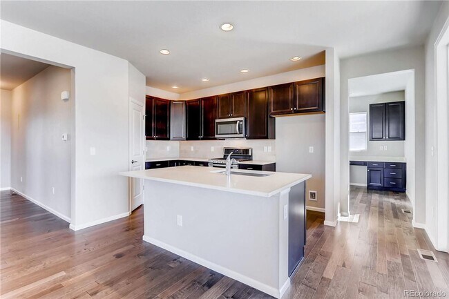 Building Photo - Elegant and spacious home with mountain vi...
