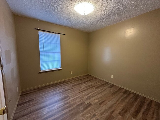 Building Photo - Come look at this 3-bedroom 1.5-bathroom h...