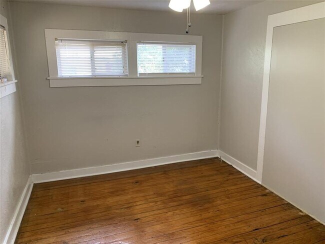 Building Photo - 410 8th Ave W