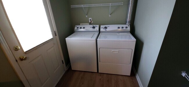 Building Photo - Great one level home close to shopping and highway