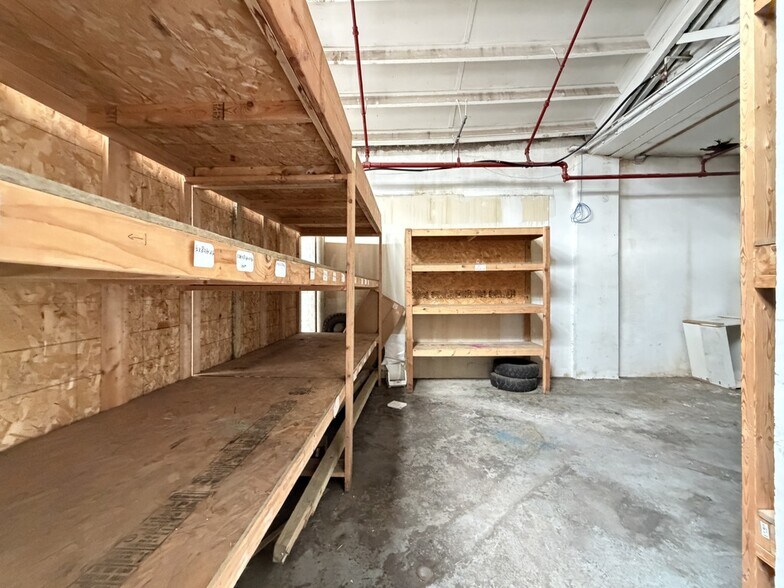 Building Photo - 610 N Albany Ave