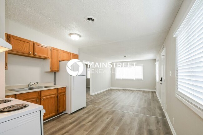 Building Photo - 2 Bedroom Pet-Friendly Home in Indianapolis, IN with Main Street Renewal