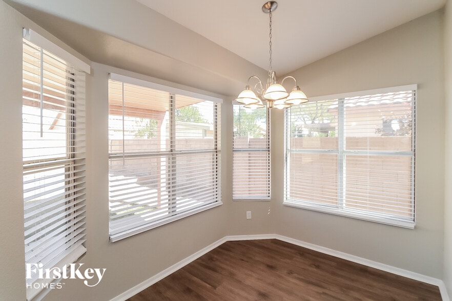 Building Photo - 1214 E Grovers Ave