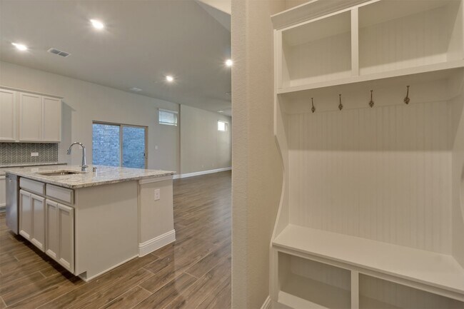 Building Photo - 7616 Redondo Dr