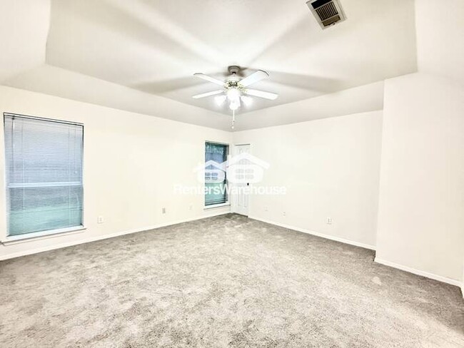 Building Photo - Ready for Move-In! Established neighborhoo...
