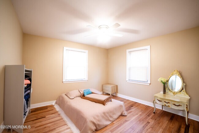 Building Photo - 341 David St