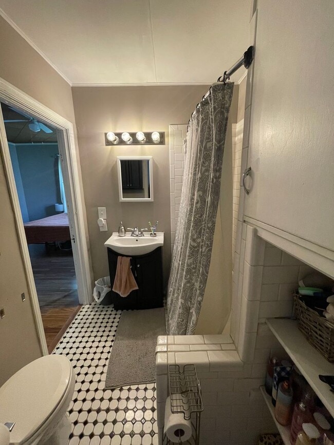 Building Photo - 606 N Court