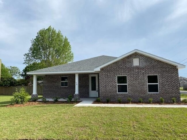 Building Photo - 3 Bedroom Brick Home with Modern Finishes!