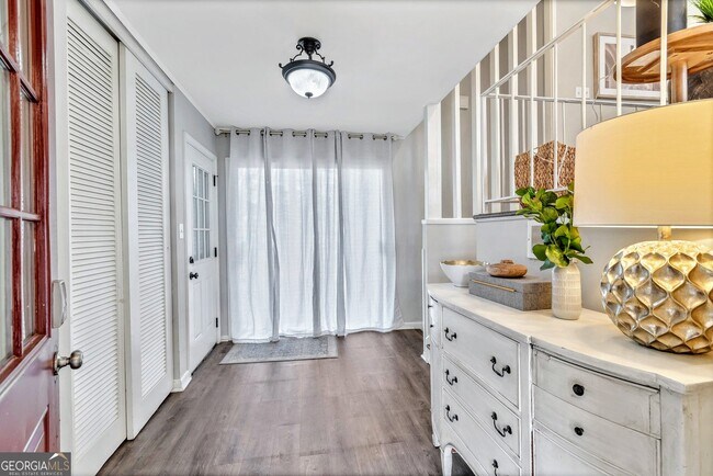 Building Photo - 2480 Powers Ferry Dr SE