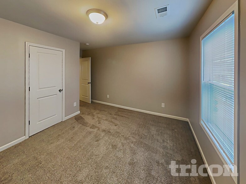 Building Photo - 919 Dovefield Ln