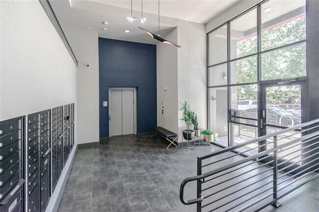 Building Photo - 2213 Poquito St