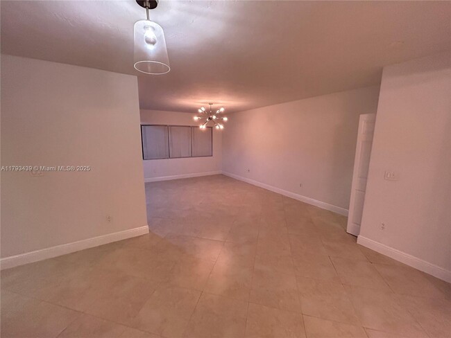 Building Photo - 2880 Pine Tree Dr