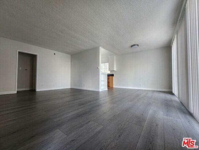 Building Photo - 515 S Manhattan Pl
